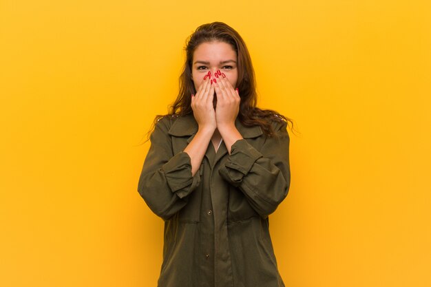 Jonge Europese die vrouw over gele doen schrikken en bang achtergrond wordt geïsoleerd.