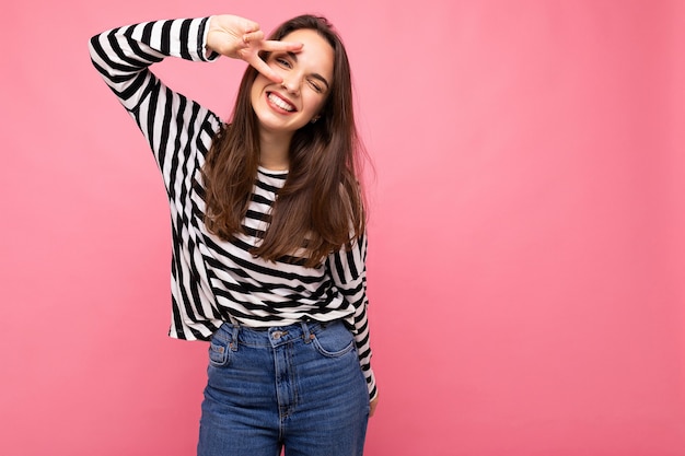 jonge europese positieve glimlachende innemende gelukkige mooie brunette vrouw met oprechte emoties