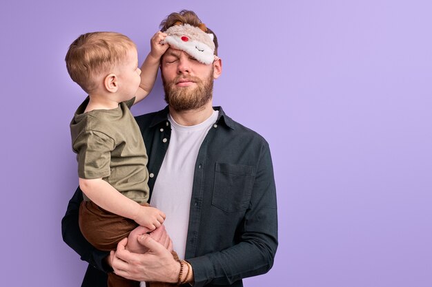 Jonge expressieve man poseren met een kind