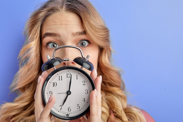 Jonge expressieve vrouw poseren