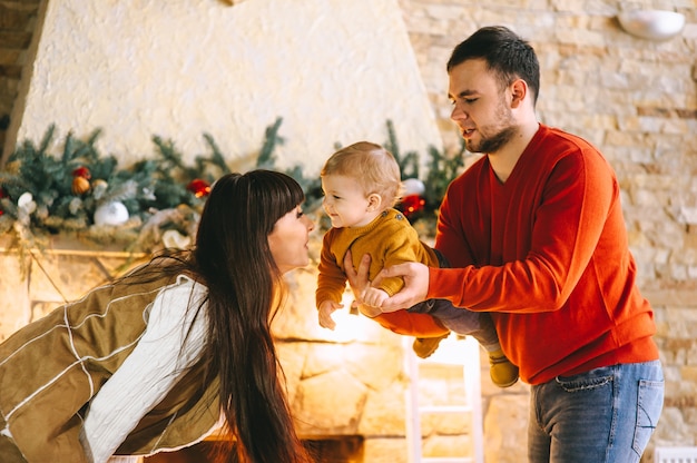 Jonge familie in het interieur van Kerstmis