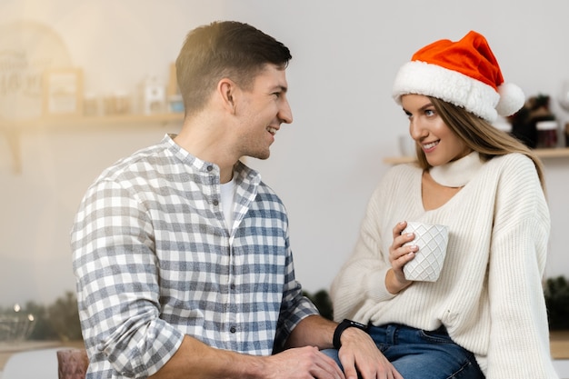 Jonge feestelijke paar tijd samen doorbrengen in de kamer