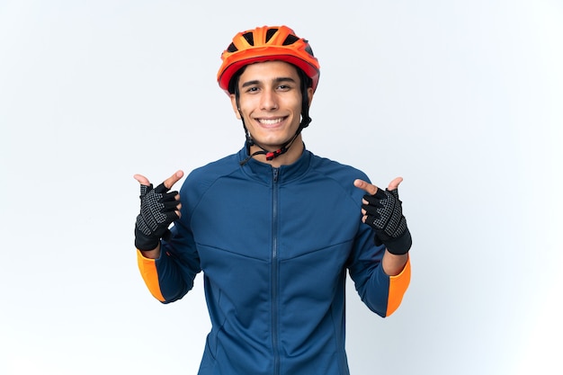 Jonge fietser man geïsoleerd op de muur met een duim omhoog gebaar