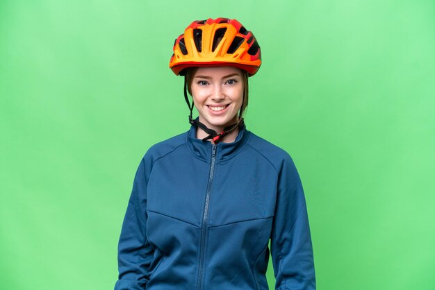 Jonge fietser vrouw over geïsoleerde chroma key achtergrond lachen