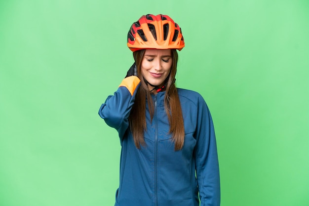 Jonge fietservrouw over geïsoleerde chroma key-achtergrond met nekpijn