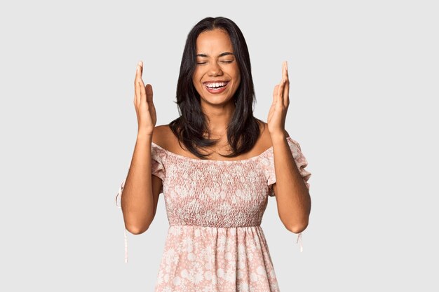 Foto jonge filippijnse met lang zwart haar in de studio vrolijk veel lachen geluk concept