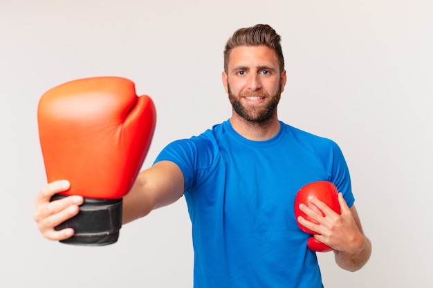 Jonge fitness man met bokshandschoenen