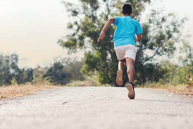 jonge fitness man runner atleet uitgevoerd op weg