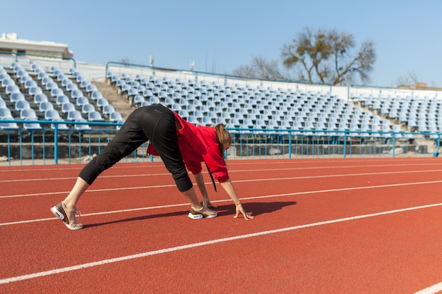 Jonge fitness vrouw agent opwarming voordat u op het goede spoor