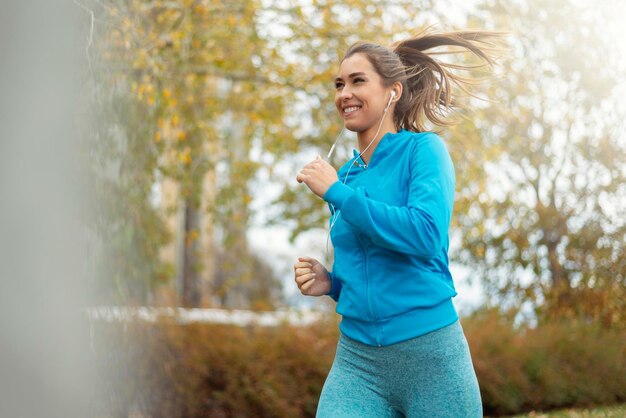 Jonge fitness vrouw loper uitgevoerd in park