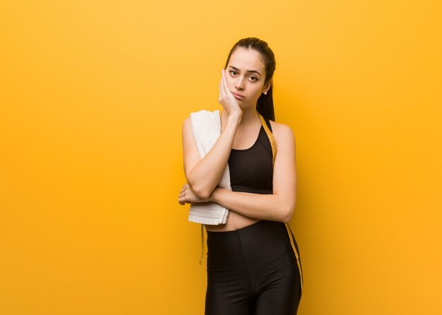 Jonge fitness vrouw moe en erg slaperig