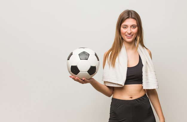 Jonge fitness vrouw vrolijk met een grote glimlach.