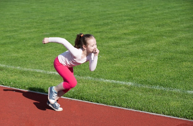 Jonge fitness vrouwelijke runner benen klaar om te rennen Jonge fitness vrouw runner hardlopen Kind spelen op o