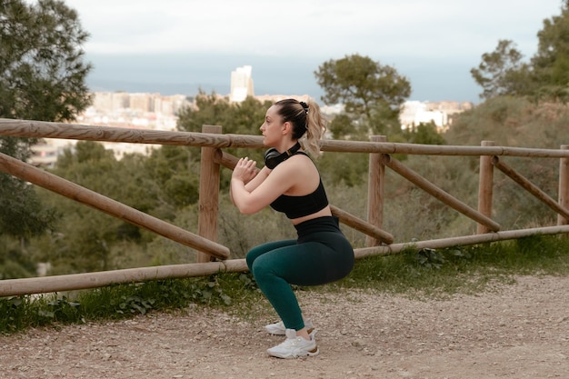 Jonge fitnessvrouw doet rekoefeningen buitenshuis