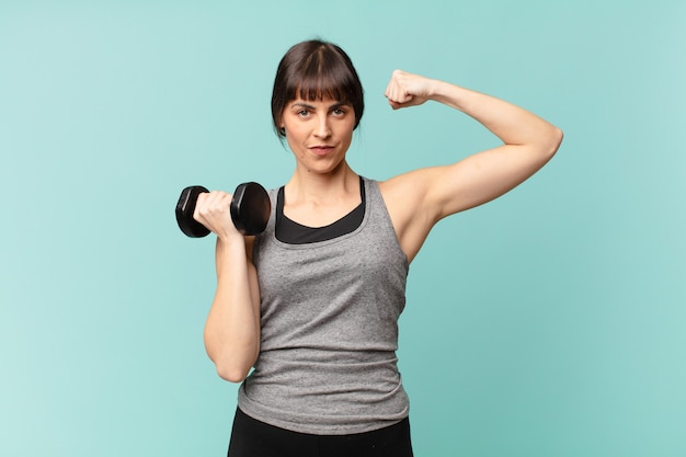 Jonge fitnessvrouw met een dumbbell