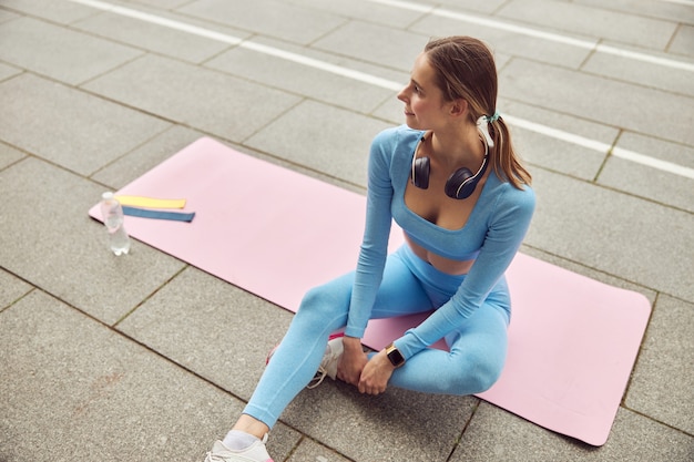 Jonge fitte dame doet fitness en joggen op stedelijke plek