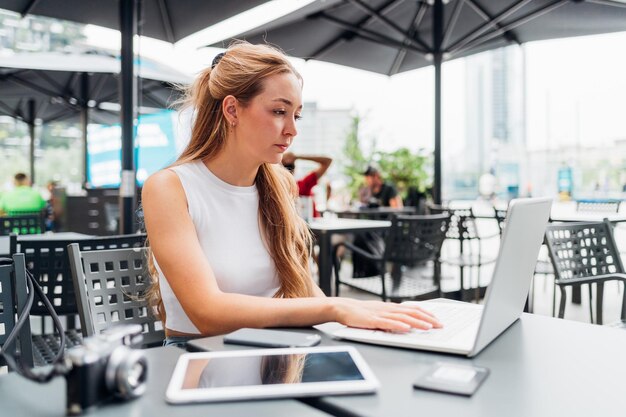 Jonge Flexibele Werker Zakelijke Vrouw Op Afstand Werkende Zitbar