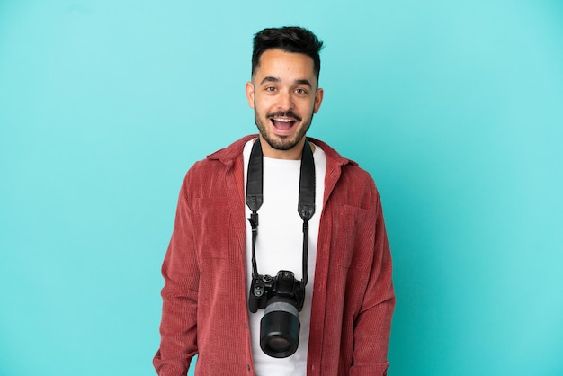 Jonge fotograaf blanke man geïsoleerd op blauwe achtergrond met verrassing gezichtsuitdrukking