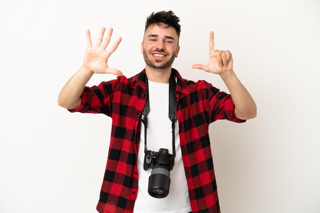 Jonge fotograaf blanke man geïsoleerd op een witte achtergrond tellen zeven met vingers