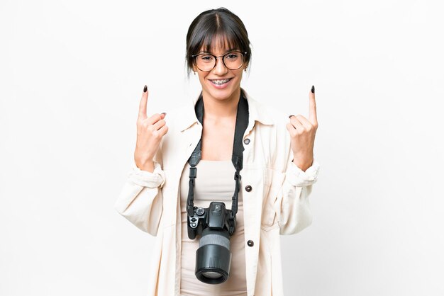 Jonge fotograaf blanke vrouw op een geïsoleerde witte achtergrond wijst op een geweldig idee