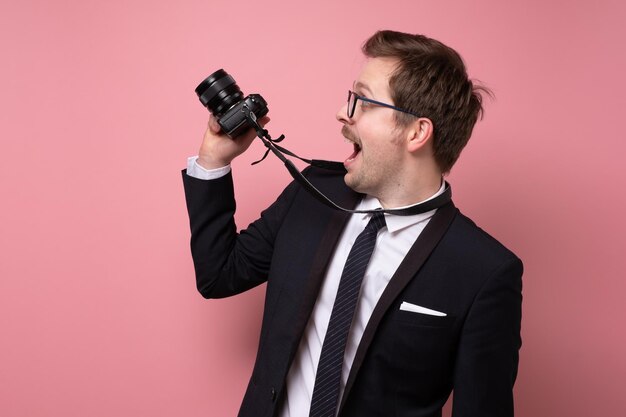 Jonge fotograaf die foto's maakt met digitale camera