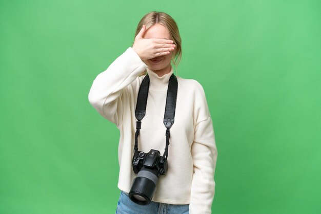 Jonge fotograaf Engelse vrouw over geïsoleerde achtergrond die ogen met handen bedekt Ik wil niets zien