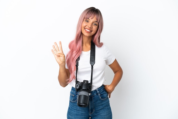 Jonge fotograaf gemengd ras vrouw met roze haar geïsoleerd op een witte achtergrond gelukkig en vier tellen met vingers