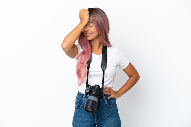 Jonge fotograaf gemengd ras vrouw met roze haar geïsoleerd op een witte achtergrond heeft iets gerealiseerd en de bedoeling van de oplossing