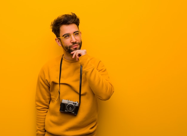 Jonge fotograaf man twijfelen en verward