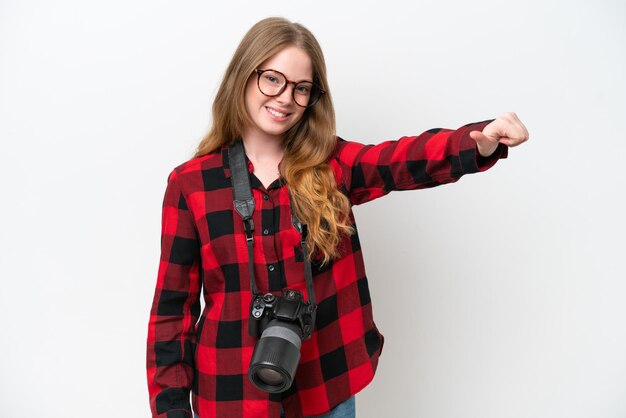 Jonge fotograaf mooie vrouw die op witte achtergrond wordt geïsoleerd die een duim omhoog gebaar geeft