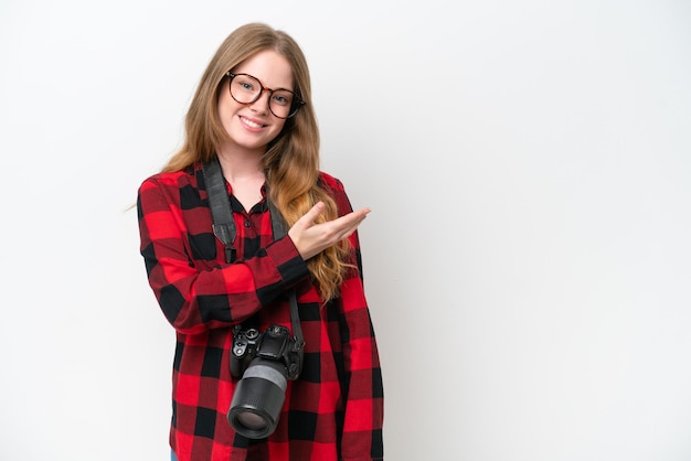 Jonge fotograaf mooie vrouw die op witte achtergrond wordt geïsoleerd die een idee voorstelt terwijl het glimlachen naar kijkt