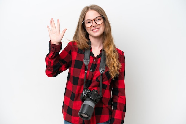 Jonge fotograaf mooie vrouw die op witte achtergrond wordt geïsoleerd die vijf met vingers telt