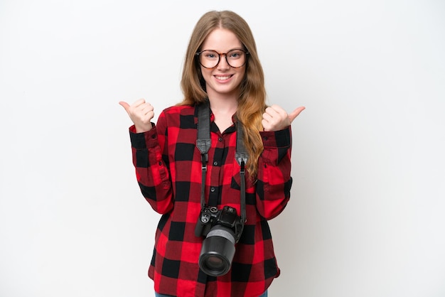 Foto jonge fotograaf mooie vrouw geïsoleerd op een witte achtergrond met thumbs up gebaar en glimlachen