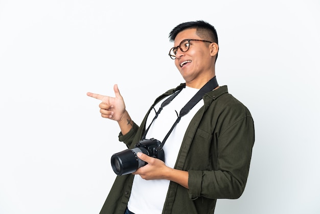 Jonge fotograaf over geïsoleerde achtergrond