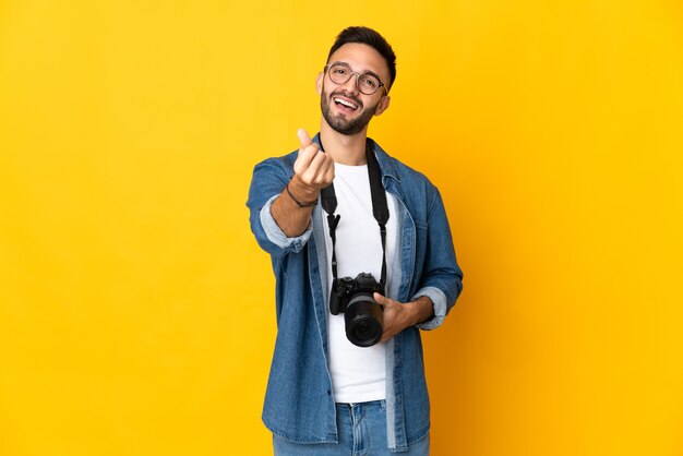 Jonge fotograaf over geïsoleerde achtergrond