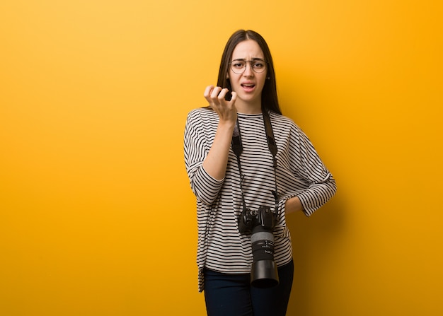 Jonge fotograaf vrouw erg bang en bang