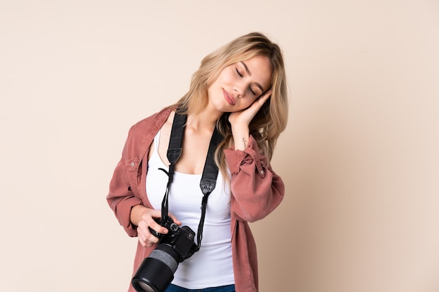 Jonge fotograafvrouw met camera