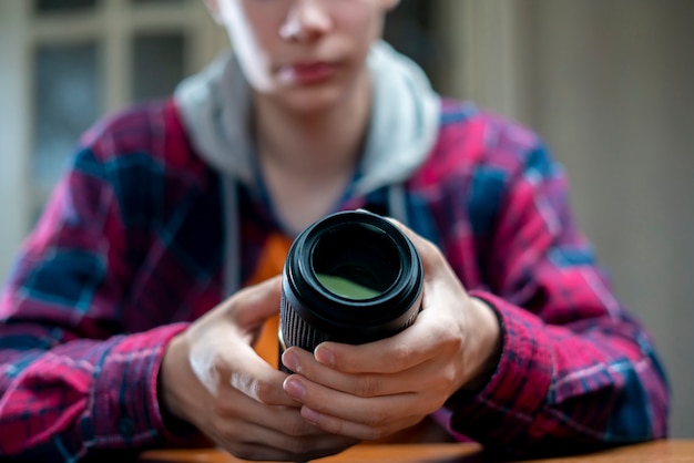 Jonge fotografische apparatuur reparatie meester in een workshop