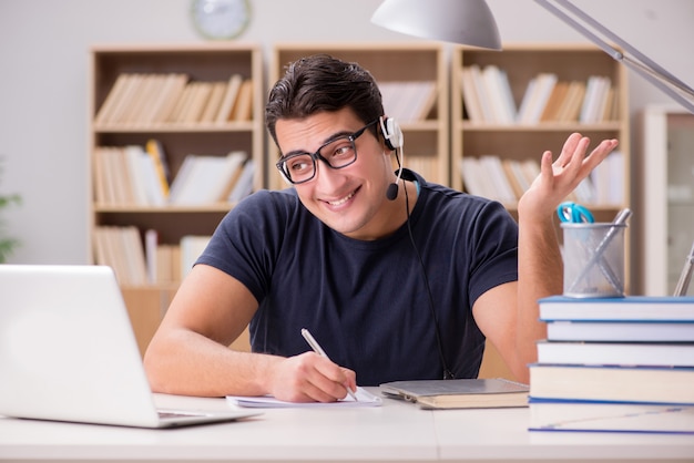 Jonge freelance werkte op de computer