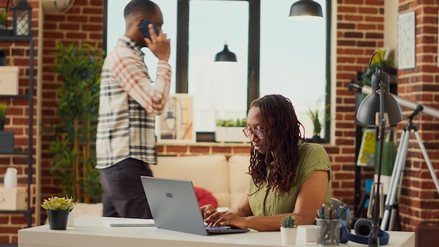 Jonge freelancer die op afstand vanuit huis werkt en online informatie analyseert om een boekhoudkundig verkooprapport te plannen. Financiële gegevens op internet gebruiken om e-mail te verzenden, baan voor startend bedrijf. Statief opname.