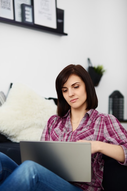 Jonge freelancer vrouw met laptop.