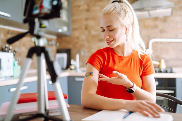 Jonge freelancervrouw werkt en maakt aantekeningen terwijl ze thuis werkt in quarantaine