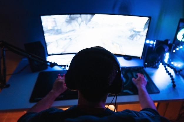 Jonge gamer die online videogames speelt terwijl hij uitzendt op sociale media.