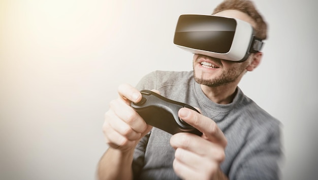 Jonge gamer met Virtual Reality-bril VR-headset en spelen