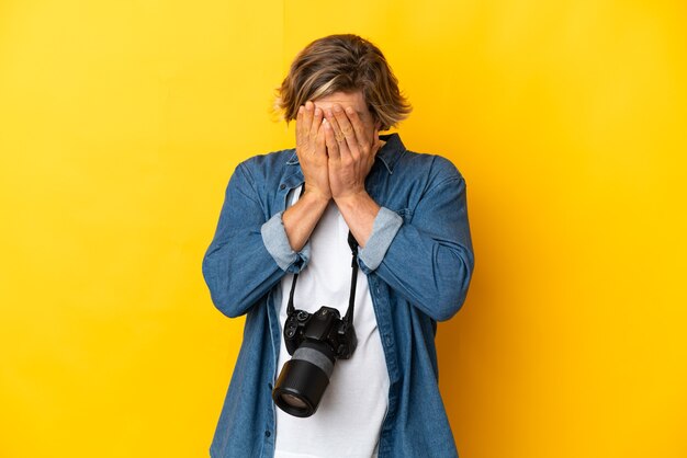 Jonge geïsoleerde fotograafmens