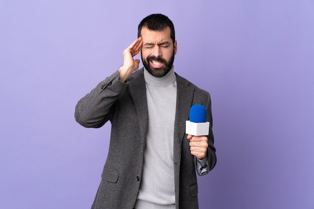 Jonge geïsoleerde journalistmens