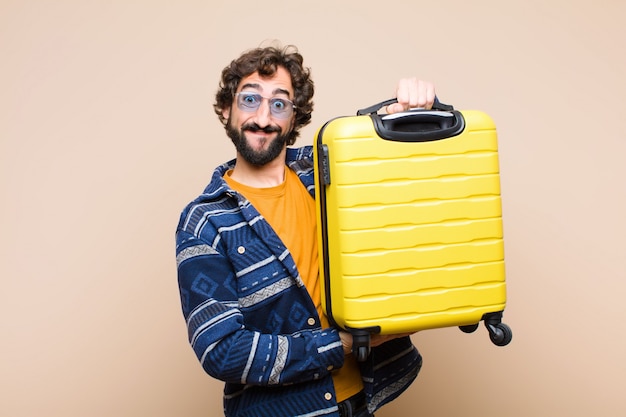Jonge gek cool man met een koffer. reizen concept