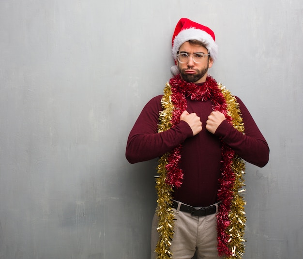 Jonge gek man vieren Kerstmis