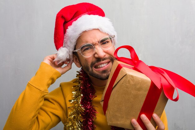 Jonge gek man vieren Kerstmis