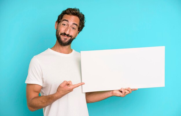 Jonge gekke bebaarde en expressieve man met een kopieerruimte aan de zijkant